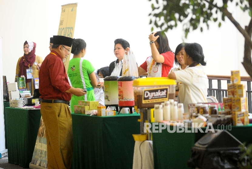  Pengunjung melihat produk halal yang dipamerkan dalam seminar Meraup Peluang Emas Bisnis Halal Global di Jakarta (Ilustrasi)