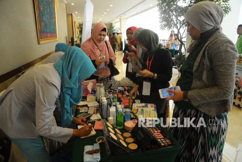  Pengunjung melihat produk halal yang dipamerkan (ilustrasi)
