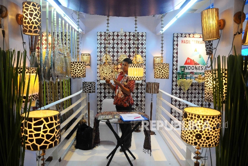Pengunjung melihat produk hiasan lampu di salah satu stand pameran Trade Expo Indonesia (TEI) 2016 di JIExpo, Kemayoran, Jakarta, Rabu (12/10).
