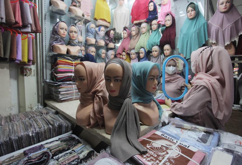Pengunjung melihat produk jilbab di salah satu kios.