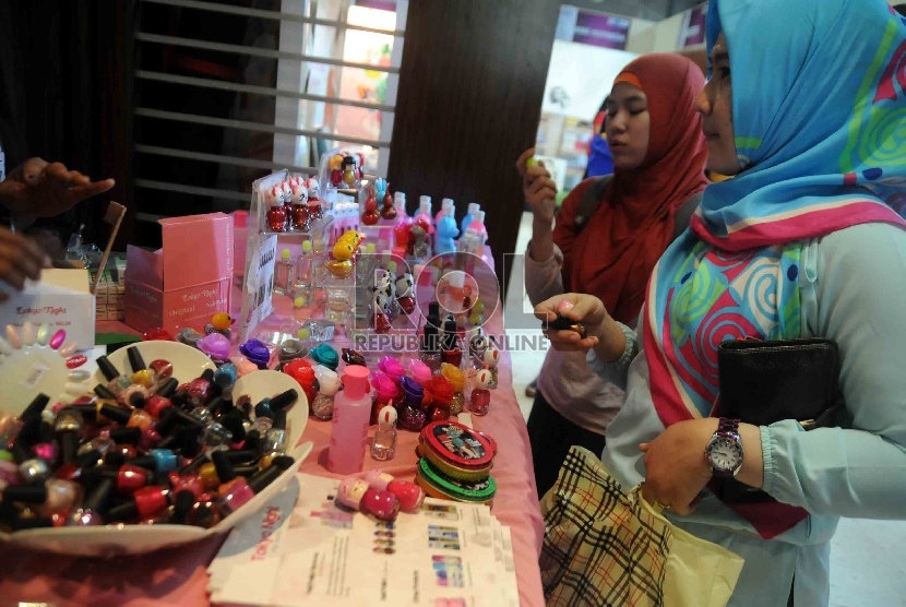 Pengunjung melihat produk kecantikan dalam pameran produk kosmetik dan herbal di Kementerian Perindustrian, Jakarta,  Rabu (2/9).