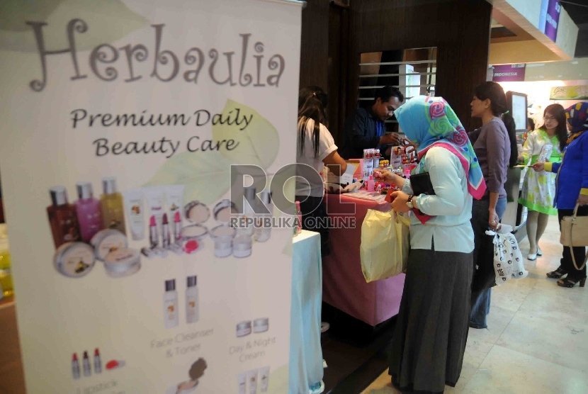 Pengunjung melihat produk kecantikan (ilustrasi)