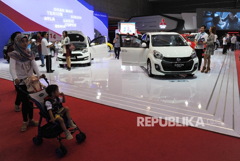 Pengunjung melihat produk mobil Daihatsu pada gelaran Indonesia International Motor Show (IIMS) 2016 di JIEXPO Kemayoran, Jakarta, Kamis (14/4). (Republika/Edwin Dwi Putranto)