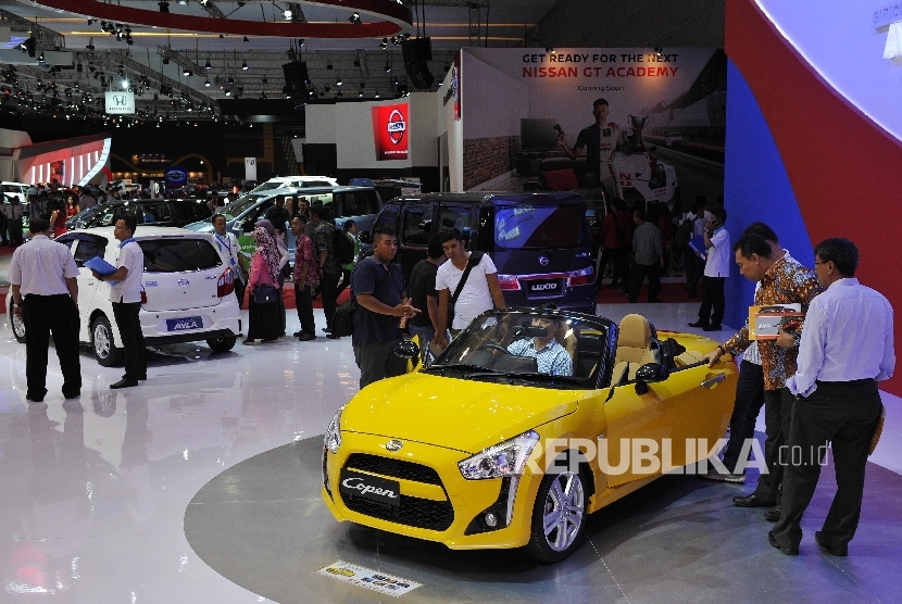 Pengunjung melihat produk mobil Daihatsu pada gelaran Indonesia International Motor Show (IIMS) 2016 di JIEXPO Kemayoran, Jakarta, Kamis (14/4). (Republika/Edwin Dwi Putranto)