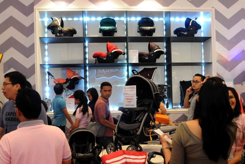 Pengunjung melihat produk perlengkapan bayi di pameran.