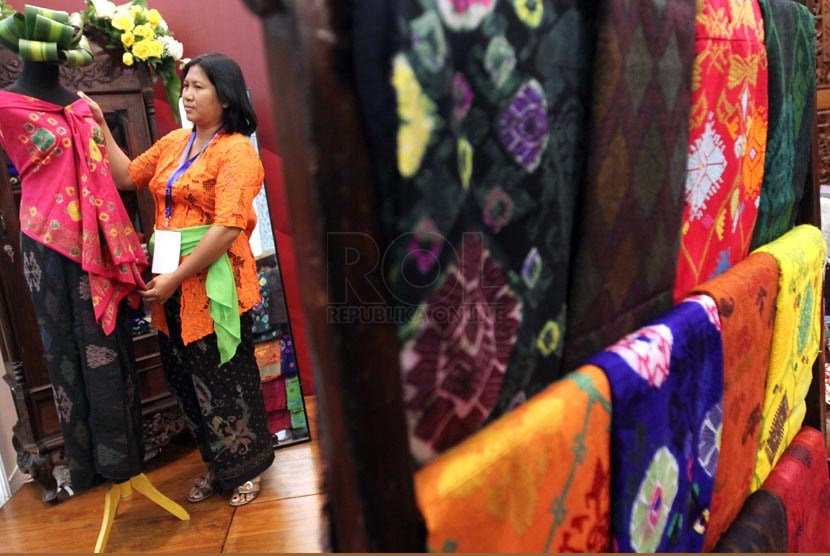 Pengunjung melihat produk-produk tekstil, di Jakarta, Jumat (11/3).