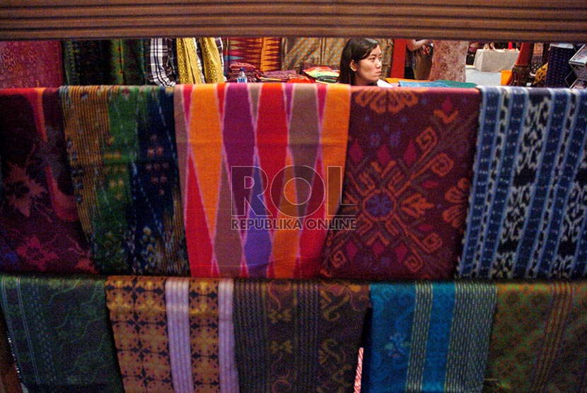Pengunjung melihat produk-produk tekstil, di Jakarta, Senin (10/2)