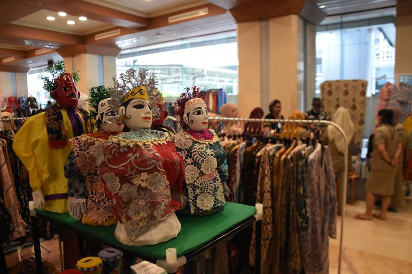 Pengunjung melihat produk-produk yang dipamerkan di Bazar Balai Kota DKI, Jakarta Pusat, Senin (24/10/2022).