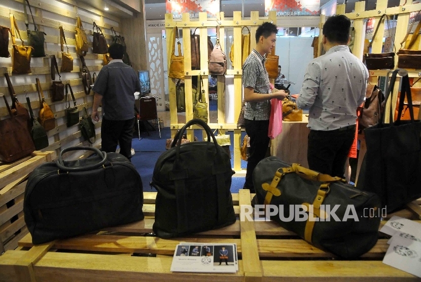 Pengunjung melihat produk tas di salah satu stand pameran Trade Expo Indonesia (TEI) 2016 di JIExpo, Kemayoran, Jakarta, Rabu (12/10). 