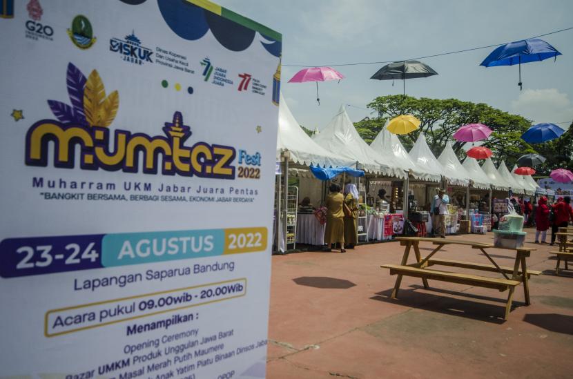 Pengunjung melihat produk UMKM pada pameran Muharram UMKM Jabar Juara Pentaz (Muntaz) Festival di Lapangan Saparua, Bandung, Jawa Barat, Selasa (23/8/2022). Produk unggulan UMKM Jawa Barat seperti fashion, kuliner serta hasil pertanian dan peternakan dipamerkan dan dipasarkan untuk mempercepat pemulihan ekonomi.