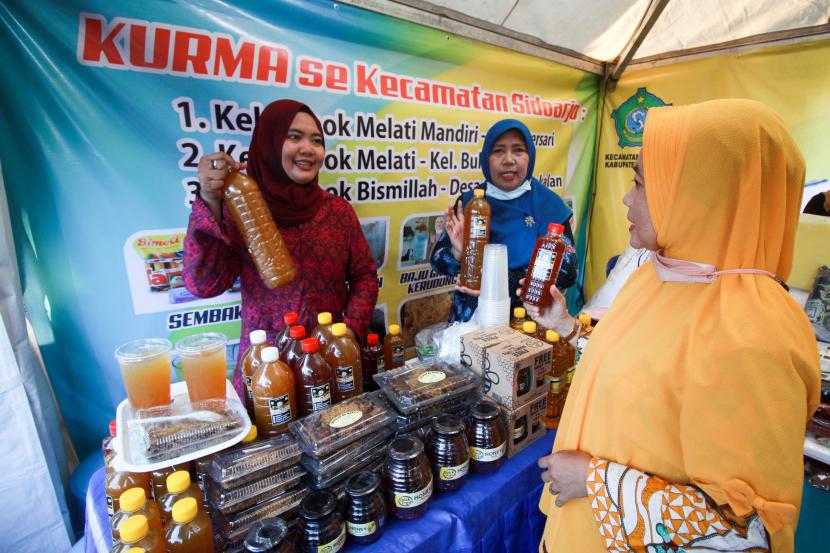Pengunjung melihat produk UMKM saat Gebyar Kelompok Usaha Perempuan Mandiri (KURMA) di Alun alun Sidoarjo, Jawa Timur, Jumat (23/9/2022) (ilustrasi).