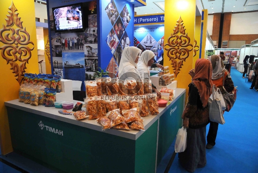  Pengunjung melihat produk yang dipamerkan dalam pembukaan Indonesia Halal Business & Food (IHBF) Expo di Jakarta Convention Center (JCC), Senayan, Jakarta, Jumat (4/12).  (Republika/Agung Supriyanto)