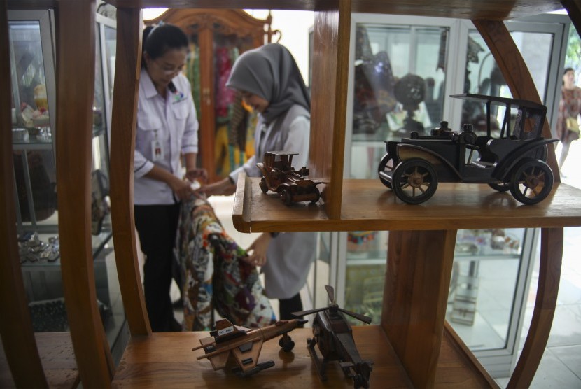 Pengunjung melihat produk yang dipromosikan di Pusat Layanan Usaha Terpadu Koperasi Usaha Mikro Kecil dan Menengah (PLUT-KUMKM) Solo, Jawa Tengah, Rabu (5/11)