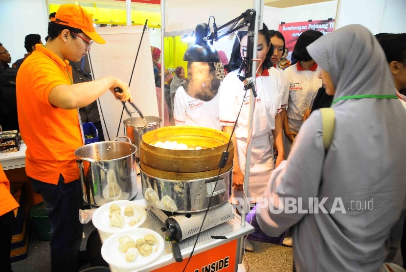 Pengunjung melihat proses pembuatan siomay dalam pameran Gerakan Beli Indonesia di Gedung Smesco, Jakarta, Senin (3/10).