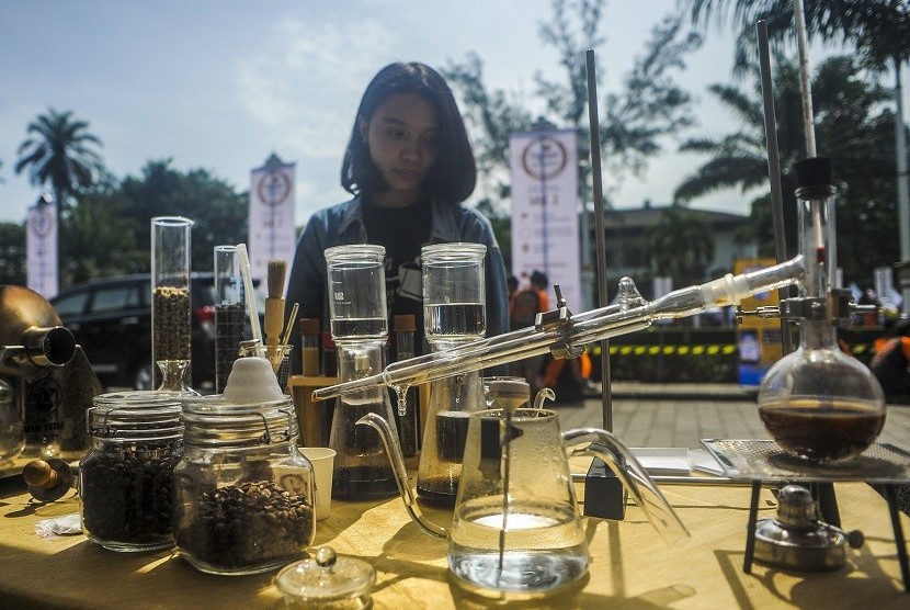 Pengunjung melihat proses penyeduhan kopi pada acara Sosialiasasi Budaya Minum Kopi 