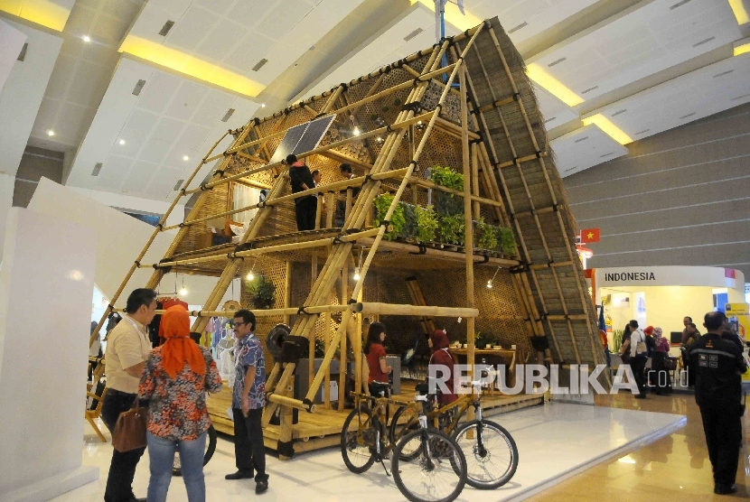  Pengunjung melihat rumah bambu dalam pameran Trade Expo Indonesia (TEI) 2016 di JIExpo, Kemayoran, Jakarta, Rabu (12/10).