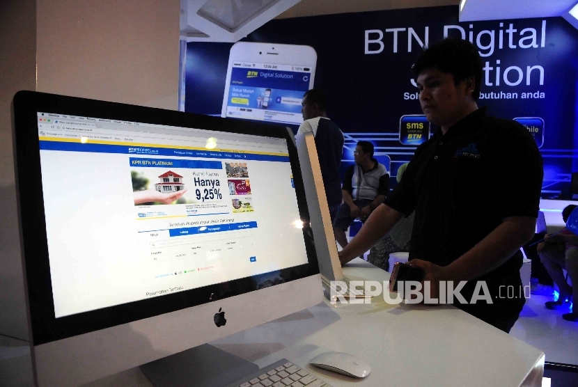 Pengunjung melihat rumah menggunakan fasilitas BTN Digital Solution saat pameran properti PT Bank Tabungan Negara (BTN) di Jakarta Convention Center (JCC), Jakarta, Ahad (14/8).  (Republika/Agung Supriyanto)