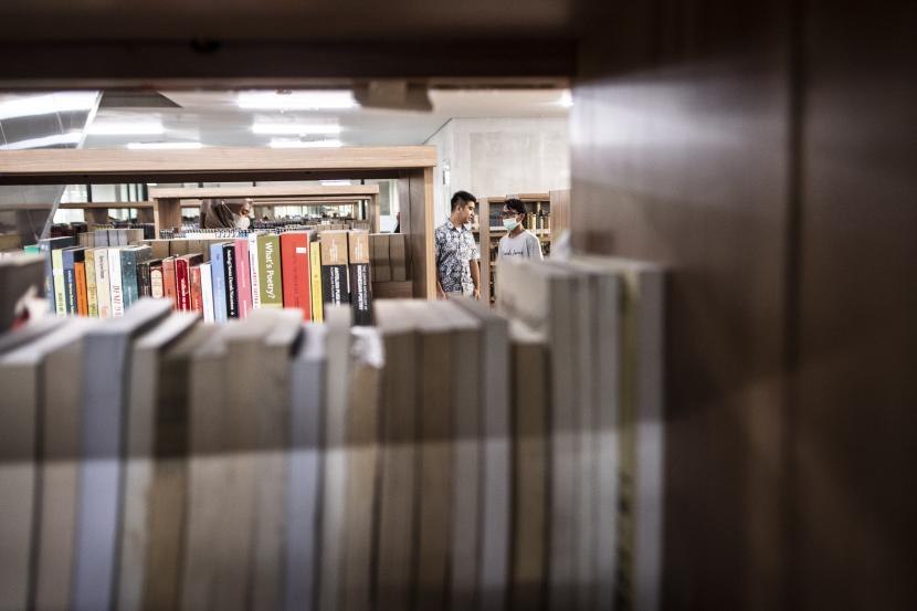 Pengunjung melihat salah satu koleksi buku di Perpustakaan Umum Provinsi DKI Jakarta Cikini, Jakarta, Kamis (30/6/2022). Perpustakaan dengan koleksi sebanyak 187 buku tersebut dibuka untuk umum pada bulan Juli 2022.