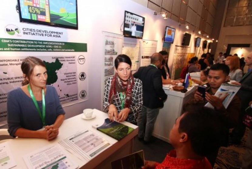 Pengunjung melihat salah satu stand pameran di Asia Pasifik Urban Forum (APUF) ke-6 di Jakarta, Senin (19/10). 