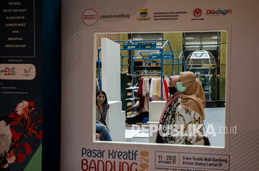 Pengunjung melihat sejumlah produk UMKM Kota Bandung yang dijual saat acara Pasar Kreatif Bandung 2020 di Trans Studio Mall, Bandung, Jawa Barat, akhir pekan lalu. Dana wakaf bisa diberdayakan untuk menolong UMKM yang terimbas pandemi Covid-19.