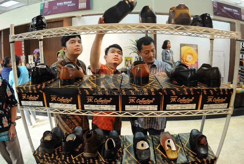 Pengunjung melihat sepatu kulit yang dijual dalam pameran produk unggulan Industri Kecil dan Menengah (IKM) di Plasa Pameran Industri, Kementerian Perindustrian, Jakarta, Selasa (16/6).(Republika/Agung Supriyanto)