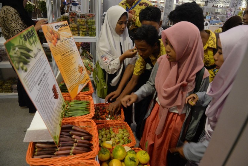 Pengunjung melihat Shari’a Expo dalam acara Indonesia Shari'a Economic Festival (ISEF) 2017 di Grand City, Surabaya, Jawa Timur, Rabu (8/11).  