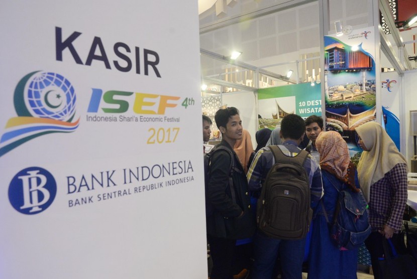 Pengunjung melihat Shari’a Expo dalam acara Indonesia Shari'a Economic Festival (ISEF) 2017 di Grand City, Surabaya, Jawa Timur, Rabu (8/11). 
