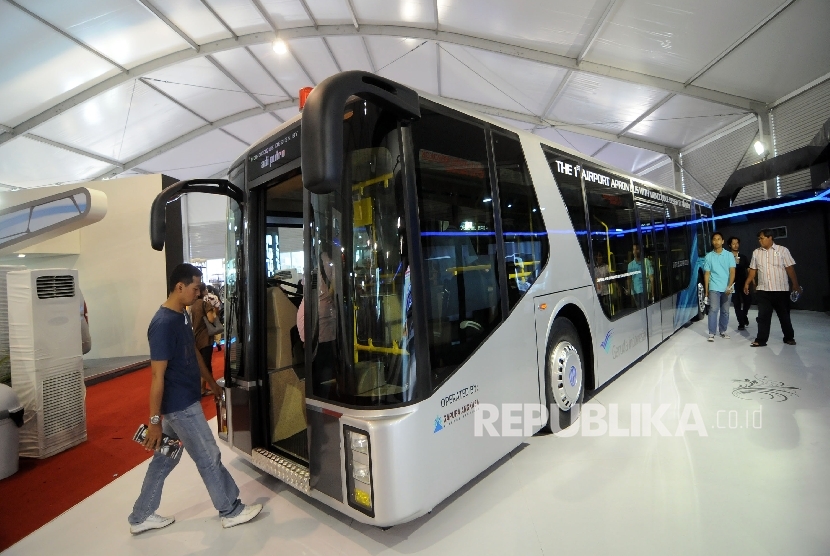Pengunjung melihat shuttel bus bandara dengan desain baru di hari terakhir pameran Indonesia International Motor Show (IIMS)