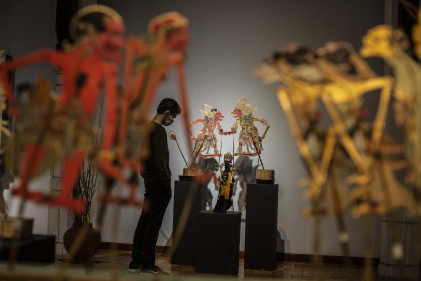 Pengunjung melihat wayang yang ditampilkan dalam pameran wayang koleksi Bentara Budaya bertajuk Wayang Rupa Kita di Bentara Budaya Jakarta. (ilustrasi)