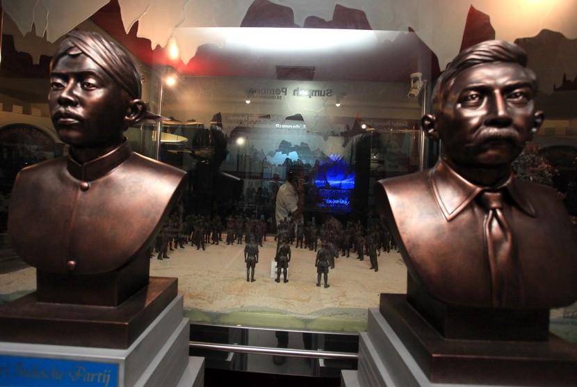  Pengunjung melintas di antara diorama sejarah Indonesia di Museum Arsip Nasional Republik Indonesia, Jakarta, Rabu (22/7).