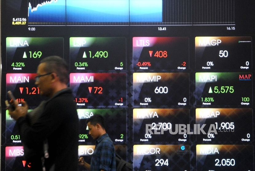 Pengunjung melintas di dekat layar pergerakan Indeks Harga Saham Gabungan (IHSG) di Gedung Bursa Efek Indonesia (BEI), Jakarta, Selasa (14/3).