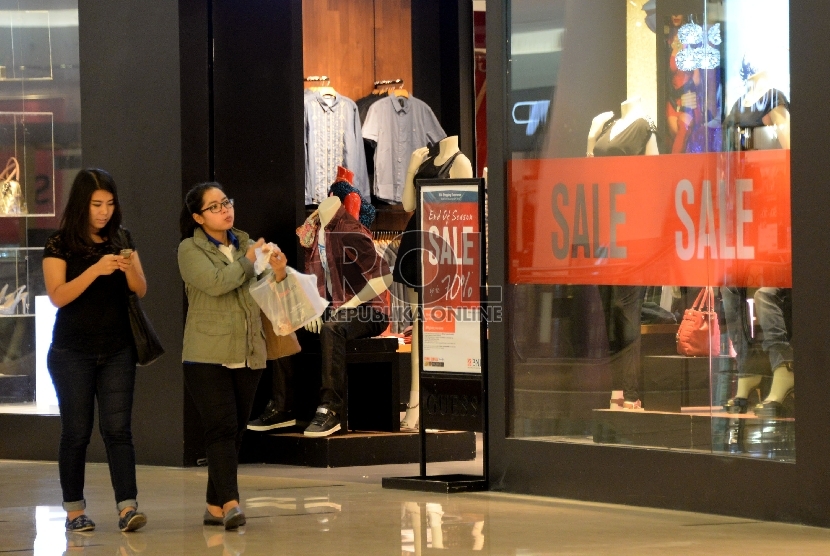 Pengunjung melintas di depan salah satu gerai di Senayan City, Jakarta.