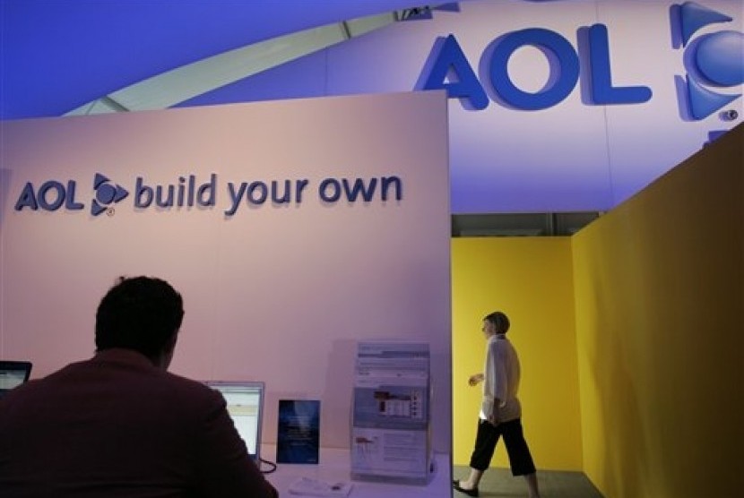 Pengunjung melintas di stand pameran AOL Inc di Las Vegas.