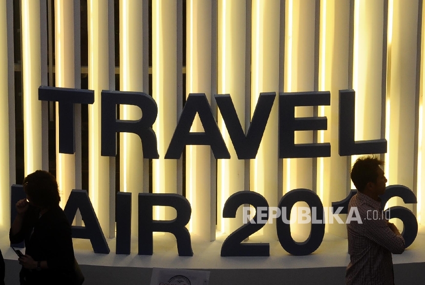 Pengunjung melintas saat digelar Travel Fair 2016 di Jakarta, Jumat (11/3).  (Republika/Tahta Aidilla)
