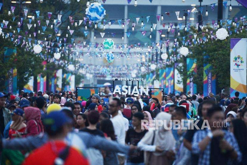 Pengunjung melintasi Zona Kaka di Kompleks Gelora Bung Karno (GBK), Jakarta, Jumat (31/8). 