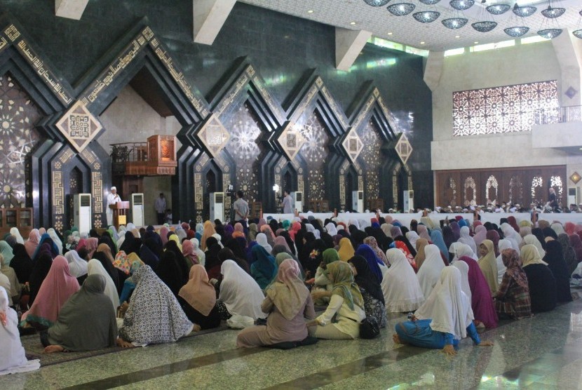 Pengunjung memadati acara acara Tabligh Akbar Tahun Baru Hijriah 1 Muharram 1439 yang diselenggaralan 'Rasil Network'  di Masjid Agung At-Tin Taman Mini, Jakarta, Kamis (21/9).