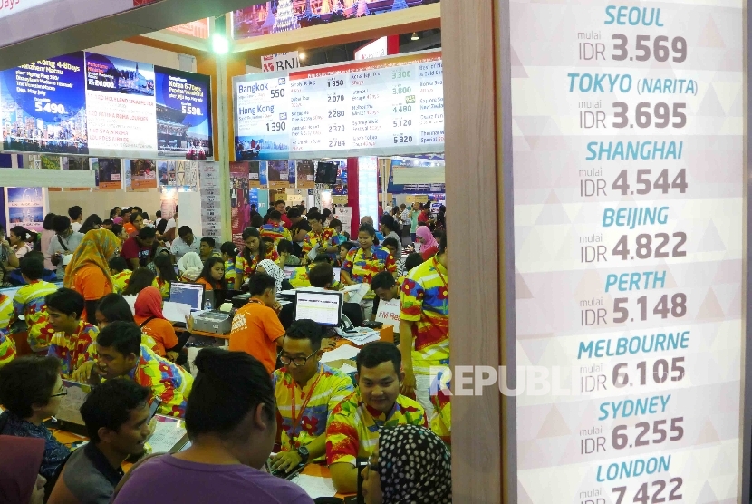 Pengunjung memadati agen perjalanan yang memberi diskon tiket di acara travel fair.