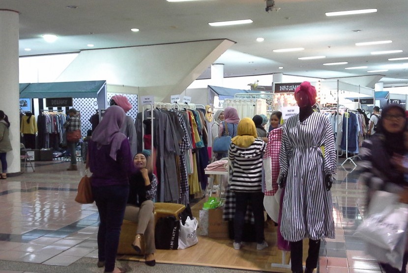 Pengunjung memadati ajang Indonesia Hijab Fest 2015