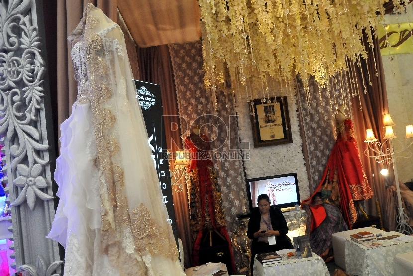 Pengunjung memadati area pameran Jakarta Wedding Festival 2013 di JCC, Senayan, Sabtu (27/7). 