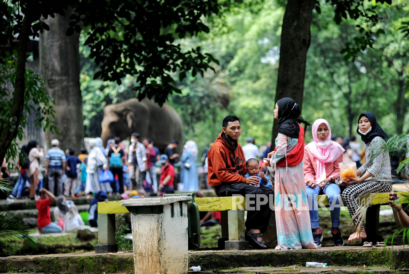 Pengunjung memadati area Taman Margasatwa Ragunan (TMR), Jakarta Selatan.