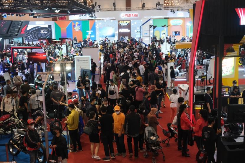 Pengunjung memadati arena Indonesia Motorcycle Show (IMOS) 2022.