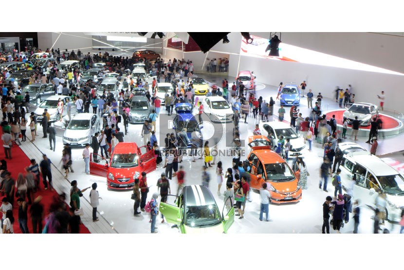  Pengunjung memadati arena pameran Indonesia International Motor Show (IIMS) 2013 di JIexpo, Jakarta, Ahad (22/9).  (Republika/Aditya Pradana Putra)