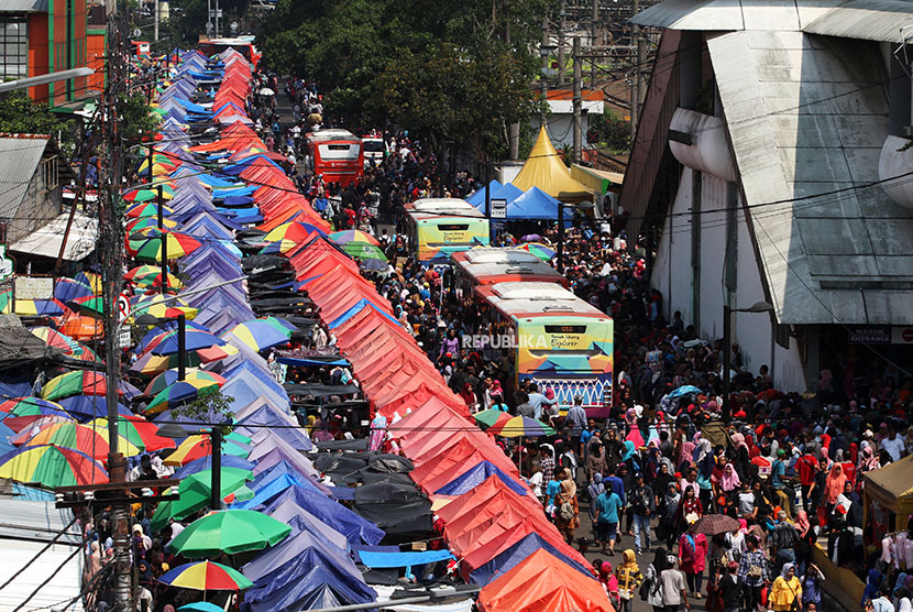  Pengunjung memadati arena pedagang kaki lima (PKL) Pasar Tanah Abang, Jakarta, Selasa (1/5). 