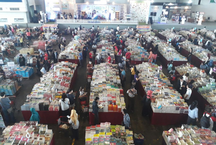 Pengunjung memadati bazar buku Big Bad Wolf di Gedung JX Internasional Surabaya, Kamis (28/9).
