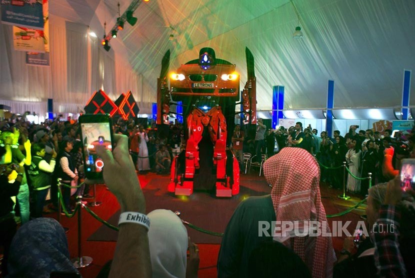 Pengunjung memadati booth mobil Transformers di ajang Comic Con yang berdandan ala Joker di Jeddah.