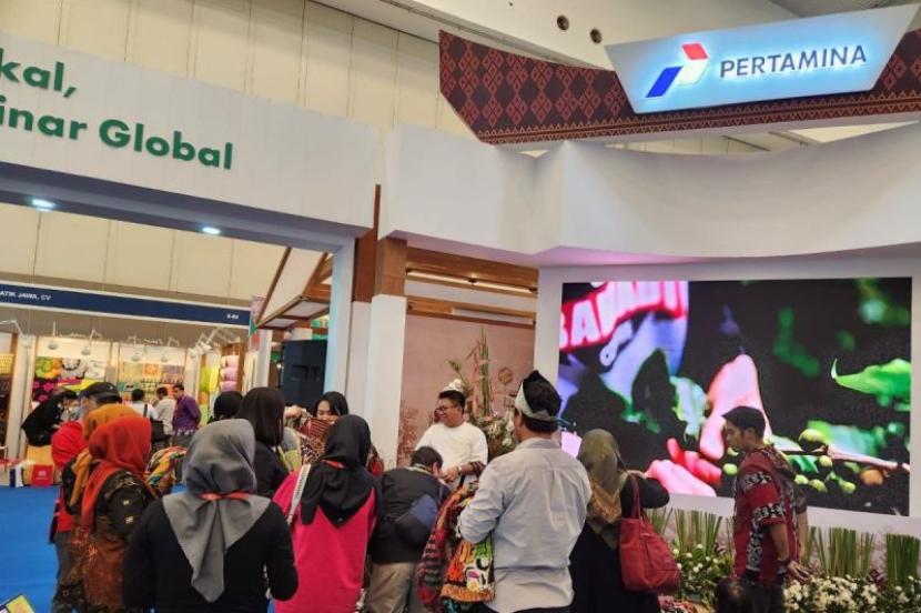 Pengunjung memadati booth usaha mikro, kecil, dan menengah (UMKM) binaan PT Pertamina (Persero) pada ajang pameran Trade Expo Indonesia (TEI) 2023 di Tangerang, Banten, 18-22 Oktober 2023. 