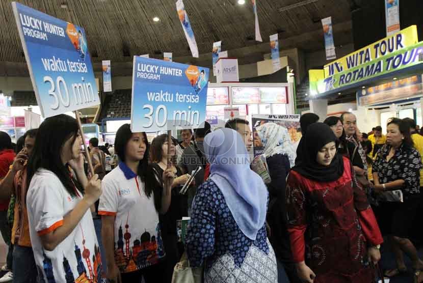  Pengunjung memadati Garuda Indonesia Travel Fair (GATF) 2014 di JCC, Jakarta, Jumat (12/9).  (Republika/ Yasin Habibi)