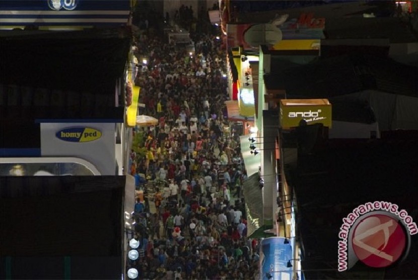 Pengunjung memadati hari pertama dibukanya ajang Pekan Raya Jakarta (Jakarta Fair) 2013 di Arena PRJ Kemayoran, Jakarta, Kamis (6/6)