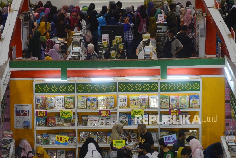 Pengunjung memadati hari terakhir Islamic Book Fair (IBF) 2016, Jakarta, Ahad (6/3). (Republika/Raisan Al Farisi)