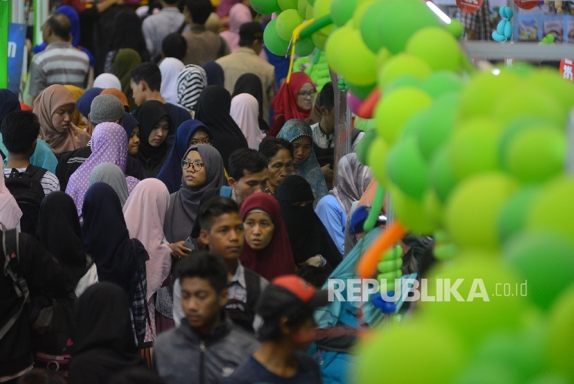 Pengunjung memadati hari terakhir Islamic Book Fair (IBF) 2016, Jakarta, Ahad (6/3). (Republika/Raisan Al Farisi)